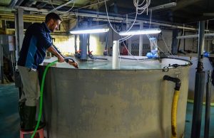 Persona haciendo tareas de mantenimiento en los tanques de agua de ICAR Murcia